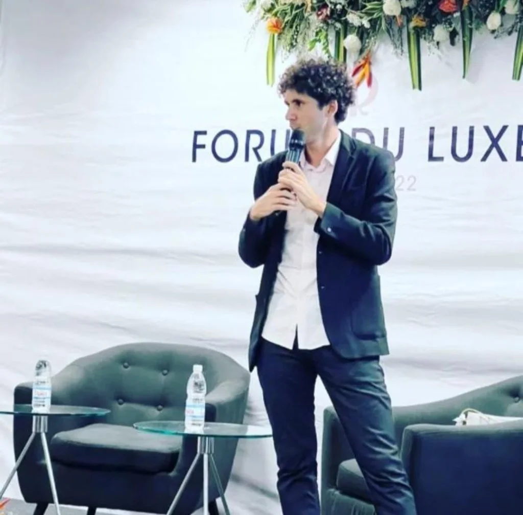 Nader Jaber, micro en main, lors d’une intervention au Forum du Luxe